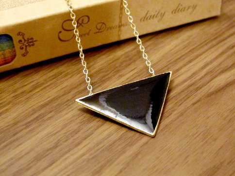 精選韓版歐美款項鍊－個性黑釉三角項鍊 